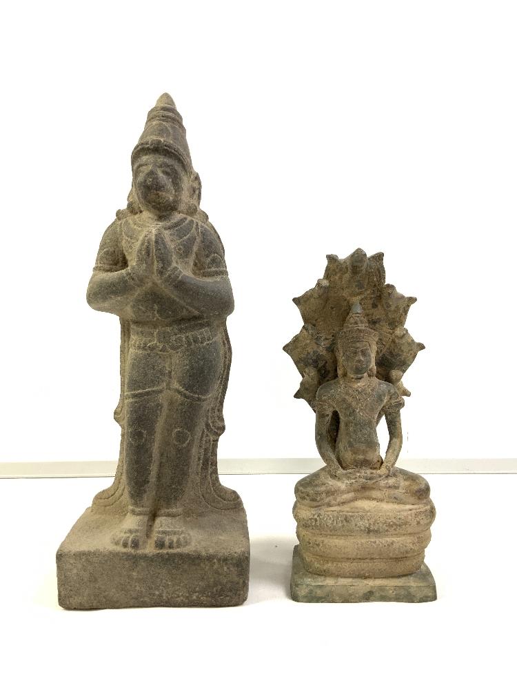 ANTIQUE IRON FIGURE OF A DEITY, 24 CM, AND A STONE PRAYING FIGURE. - Bild 2 aus 4