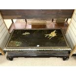 A CHINESE 20TH CENTURY BLACK AND GOLD LAQUER DECORATED COFFEE TABLE, 122X64X42 CMS.