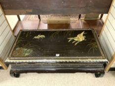 A CHINESE 20TH CENTURY BLACK AND GOLD LAQUER DECORATED COFFEE TABLE, 122X64X42 CMS.