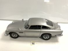 MODEL OF THE JAMES BOND ASTON MARTIN DB 5, WITH COVER. BY EAGLE.