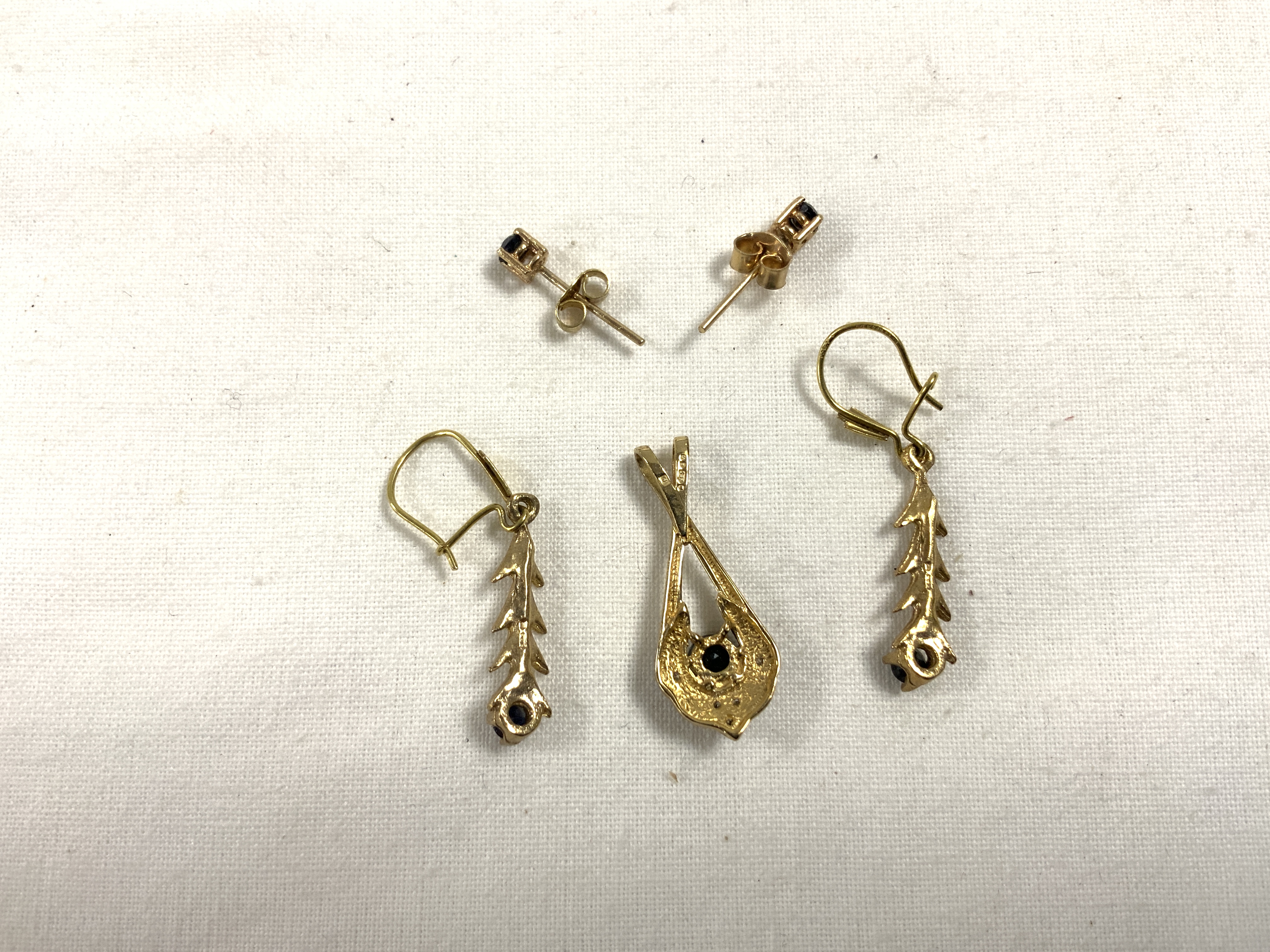 375 GOLD PENDANT WITH TWO PAIRS OF EARRINGS ALL WITH SAPPHIRES - Image 4 of 4