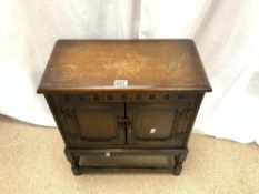 SMALL OAK TWO DOOR CABINET, 52X26X60 CMS.