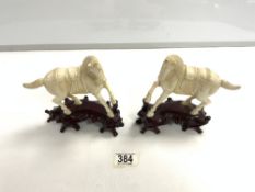 A PAIR OF CHINESE HORSE FIGURES ON STANDS, 15X15 CMS.