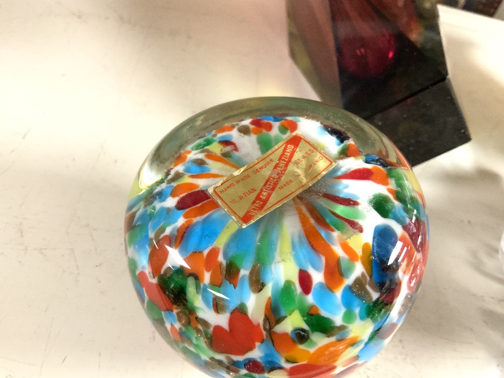 A MURANO COLOURED GLASS PAPER WEIGHT, A MURANO FACETED GLASS VASE 21 CMS, TWO SCENT BOTTLES AND - Image 5 of 6