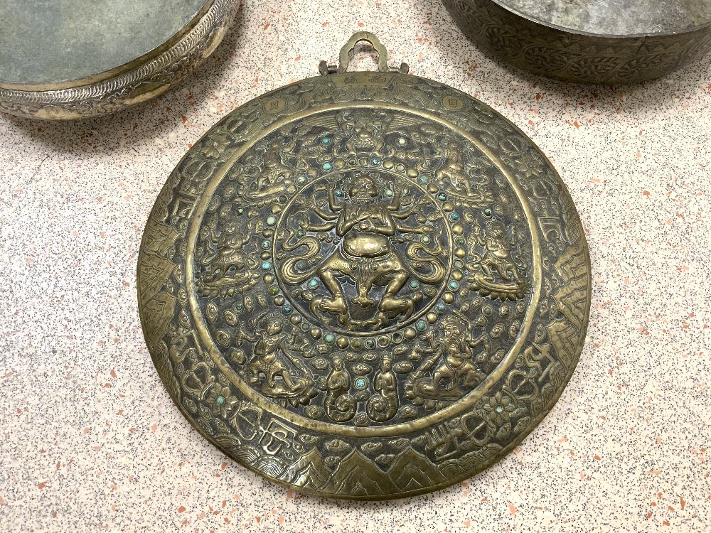 INDIAN EMBOSSED BRASS PLAQUE 35 CM, AND FOUR EASTERN EMBOSSED DECORATED METAL BOWLS. - Image 2 of 4