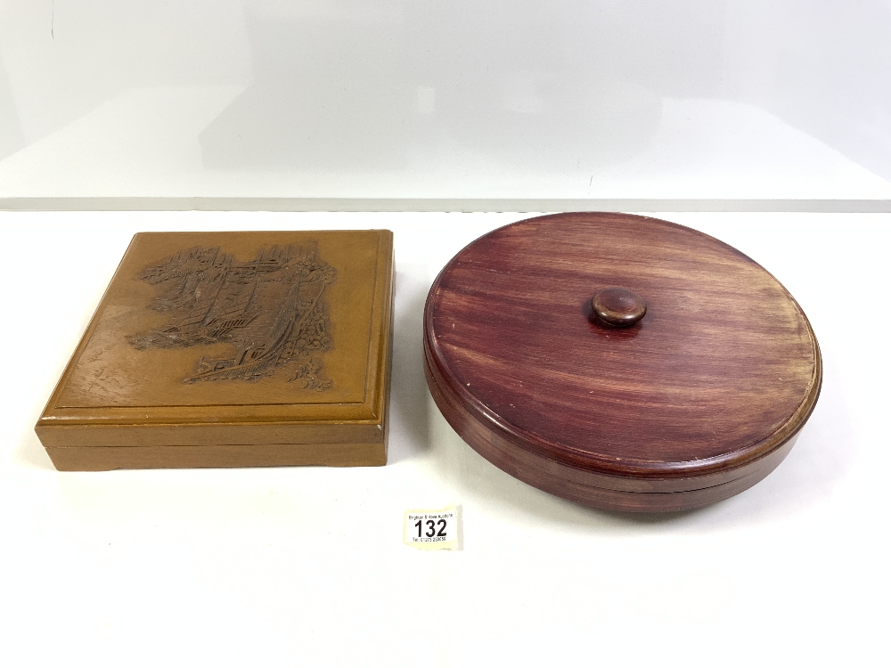 CHINESE CIRCULAR BLUE AND WHITE PORCELAIN LAZY SUSAN IN WOODEN STAND, 33 CM. AND A CHINESE PORCELAIN