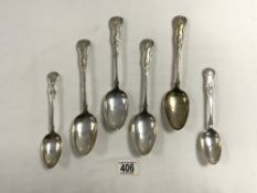 FOUR VICTORIAN HALLMARKED SILVER FIDDLE AND SHELL PATTERN TABLESPOONS WITH A PAIR OF MATCHING