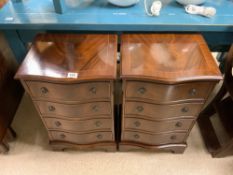 PAIR OF REPRODUCTION MAHOGANY SERPENTINE CHEST OF FOUR DRAWERS, 46X37X75 CMS.