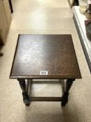 A SQUARE OAK OCCASIONAL TABLE ON TURNED LEGES, 38X46 CMS