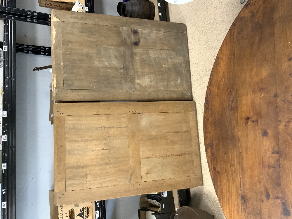 A FRENCH BURR ELM CIRCULAR EXTENDING DINING TABLE, 2 EXTRA LEAVES, 124 CMS, [2 LEAVES 75 CMS EACH]. - Image 4 of 4