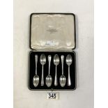 A SET OF SIX HALLMARKED SILVER TEA SPOONS IN CASE, LONDON 1913, MAKER - HARRODS STORES LTD, 72 GMS.