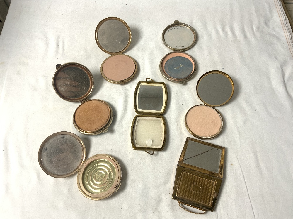 SEVEN VINTAGE COMPACTS, INCLUDES 2 STRATTON, MASCOT, AND OTHERS. - Image 3 of 4