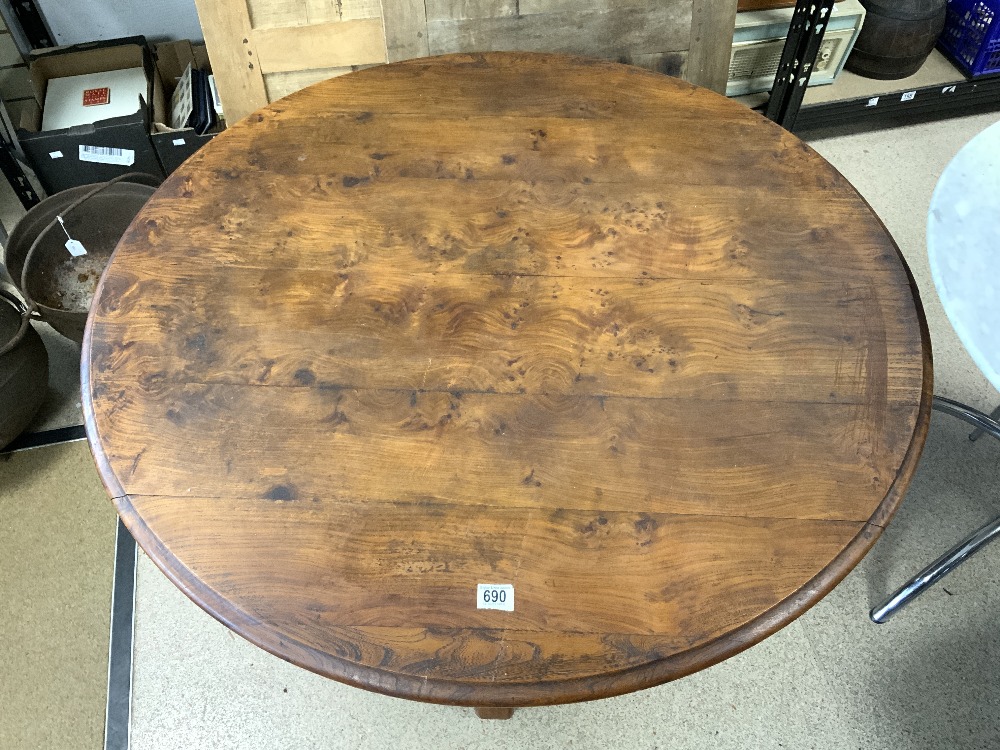 A FRENCH BURR ELM CIRCULAR EXTENDING DINING TABLE, 2 EXTRA LEAVES, 124 CMS, [2 LEAVES 75 CMS EACH]. - Image 2 of 4