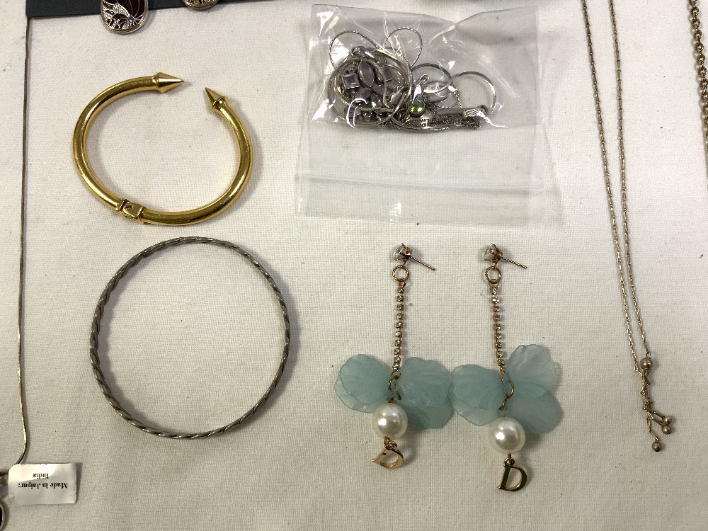 925 SILVER NECKLACES AND PENDANTS, MONET BRACELET, GENTS ACCURIST WRISTWATCH, AND OTHER JEWELLERY. - Image 4 of 6
