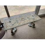 A 20TH CENTURY ITALIAN PIETRA DURA MARBLE TOP COFFEE TABLE ON ORNATE GILT DECORATED BASE,