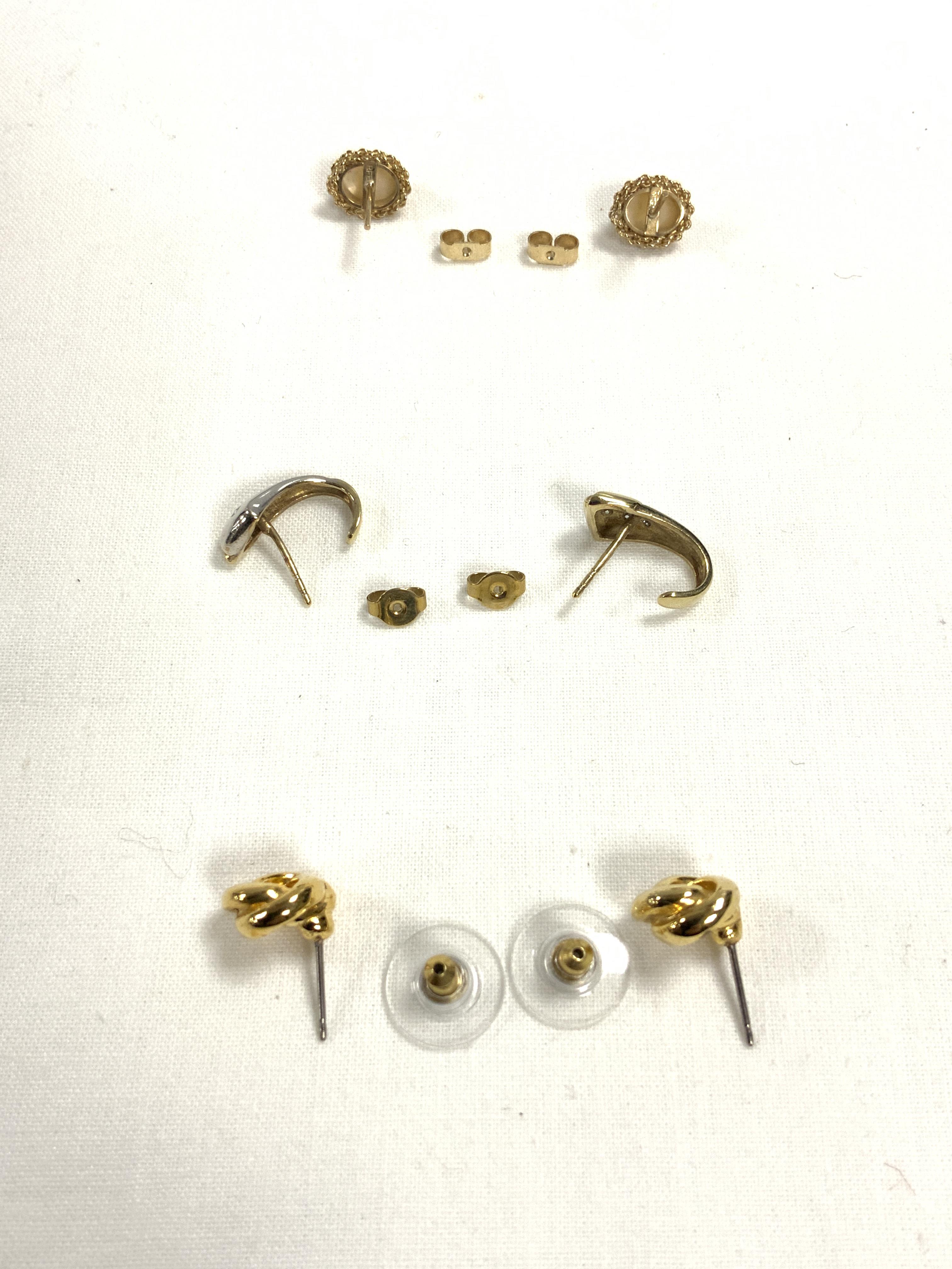 TWO PAIRS OF 375 GOLD EARRINGS WITH OPALS AND DIAMONDS (STANDS NOT INCLUDED), AND A YELLOW METAL - Image 3 of 3