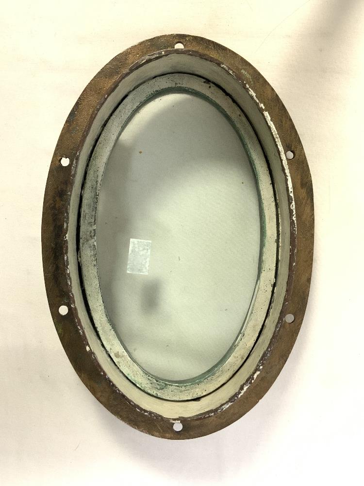 OLD BRONZE OVAL PORTHOLE WITH ANCHOR STAMP, 30X21 CMS, AND A MODERN BRONZE ANCHOR. - Image 5 of 6