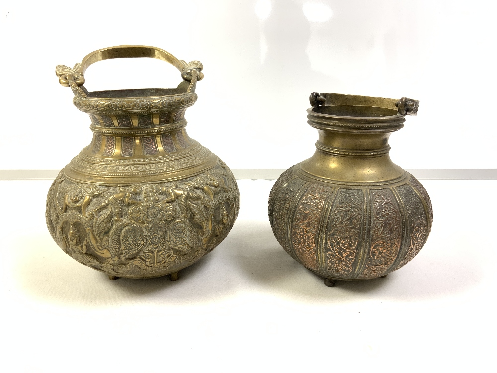 TWO ANTIQUE INDIAN BRONZE POTS WITH SWING HANDLES, 17 CMS TALLEST, ANOTHER INDIAN VASE AND HEART - Image 5 of 6