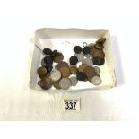 QUANTITY OF MIXED COINS AND MILITARY BUTTONS.