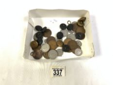 QUANTITY OF MIXED COINS AND MILITARY BUTTONS.