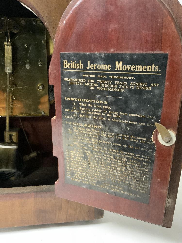 EDWARDIAN INLAID MAHOGANY LANCET MANTEL CLOCK, WITH A BRITISH JEROME MOVEMENT.31 CMS. - Image 5 of 6