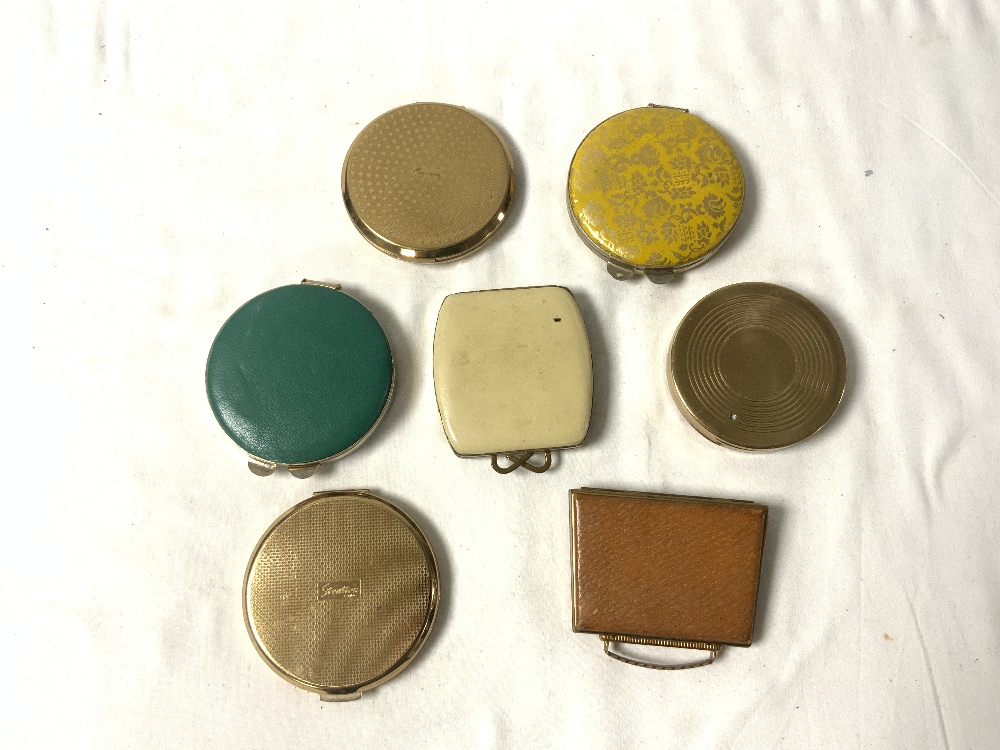 SEVEN VINTAGE COMPACTS, INCLUDES 2 STRATTON, MASCOT, AND OTHERS. - Image 2 of 4