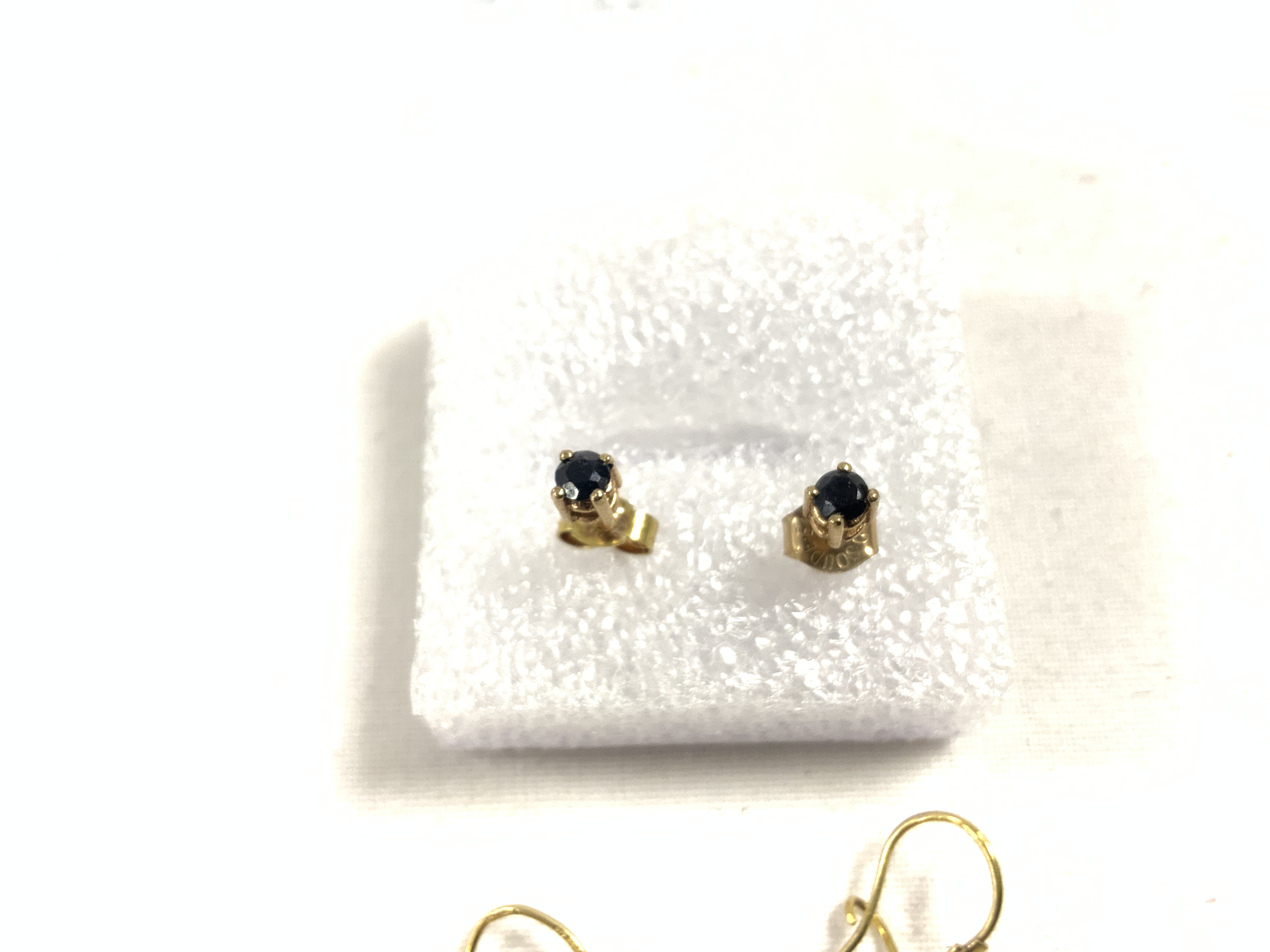 375 GOLD PENDANT WITH TWO PAIRS OF EARRINGS ALL WITH SAPPHIRES - Image 3 of 4