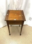 A SQUARE MAHOGANY OCCASIONAL TABLE ON PAD FEET. 46X70 CMS.