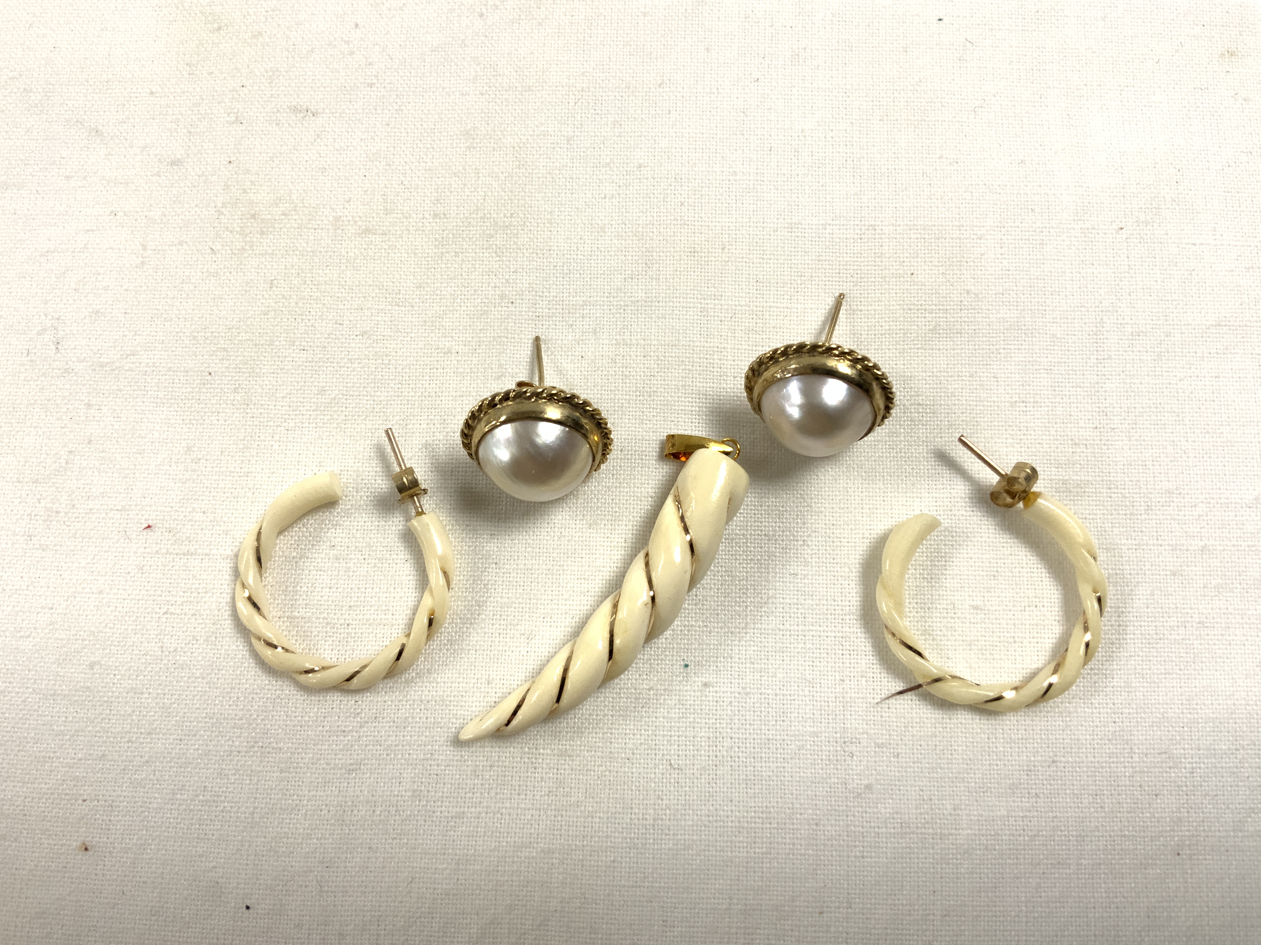 TWO PAIRS OF 9CT GOLD EARRINGS WITH A 14K PENDANT - Image 2 of 3