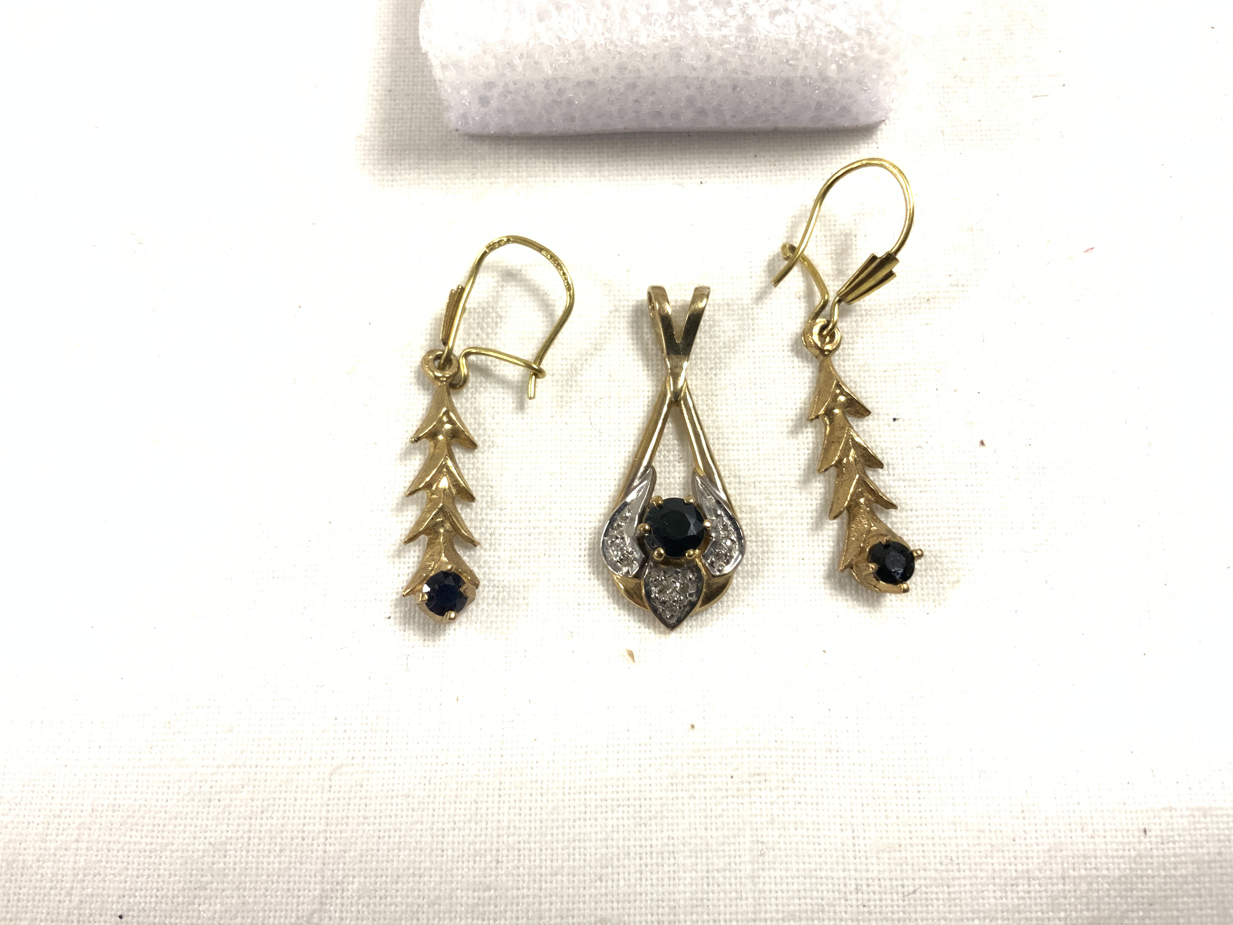 375 GOLD PENDANT WITH TWO PAIRS OF EARRINGS ALL WITH SAPPHIRES - Image 2 of 4