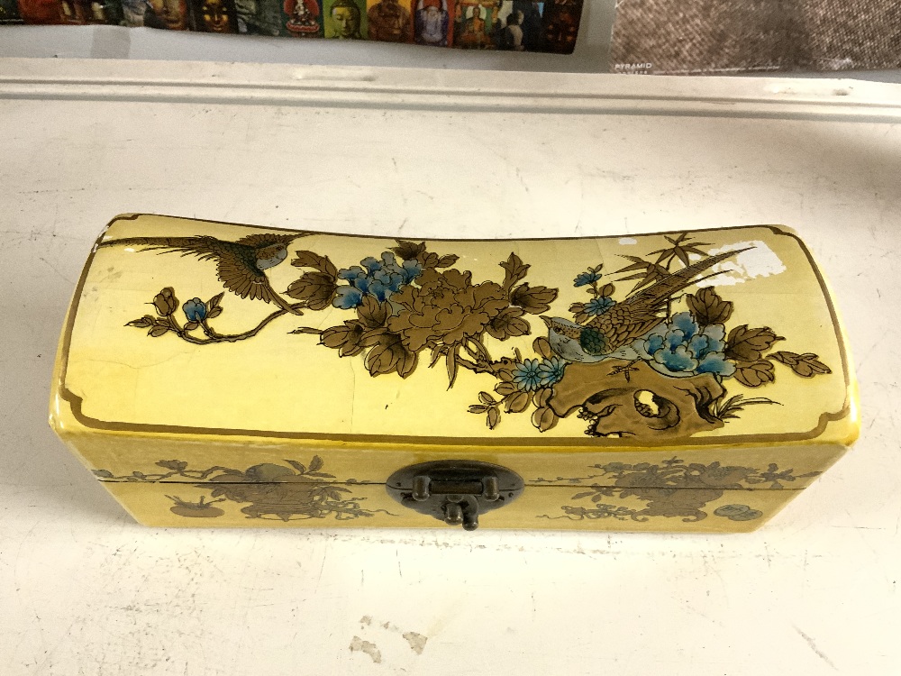 MODERN CHINESE YELLOW AND GOLD LACQUER TRINKET BOX, SHAPED AS A HEADREST, 26 CM. - Image 4 of 4