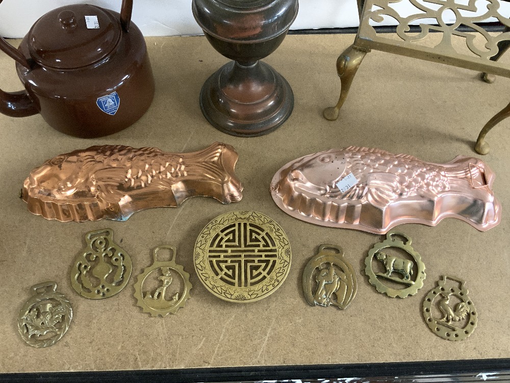 A BRASS OIL LAMP, BRASS TRIVET, AND OTHER METALWARE. - Image 2 of 6