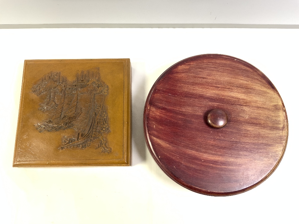 CHINESE CIRCULAR BLUE AND WHITE PORCELAIN LAZY SUSAN IN WOODEN STAND, 33 CM. AND A CHINESE PORCELAIN - Image 2 of 5