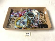 QUANTITY OF MIXED COSTUME JEWELLERY.