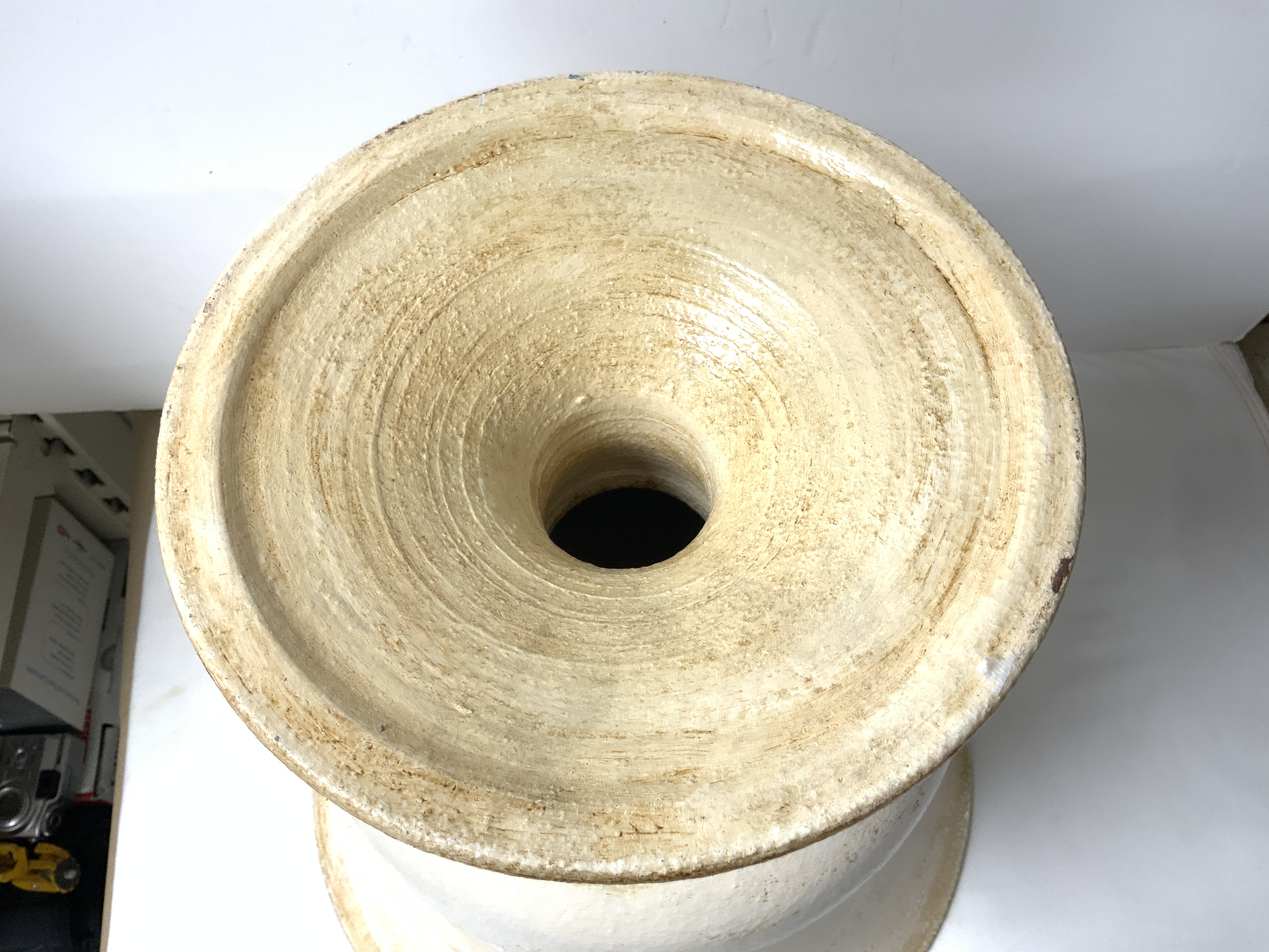 A WHITE-PAINTED POTTERY CAMPANA URN VASE, 34 X 34 CM. - Image 5 of 5