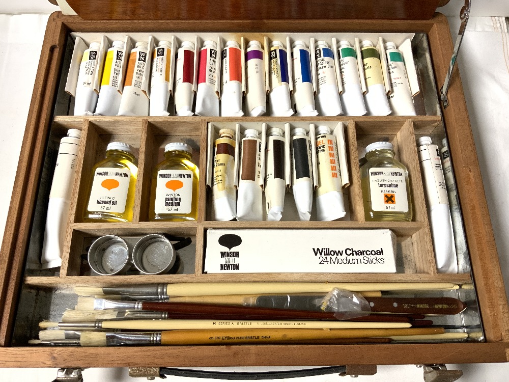 A WINDSOR NEWTON ARTISTS BOX, FITTED. WITH BRUSHES AND PAINTS AND CANVAS BOARDS - Image 3 of 7