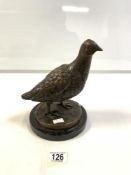 A 20TH-CENTURY BRONZE FIGURE OF A PARTRIDGE ON A MARBLE BASE, 24 CM.