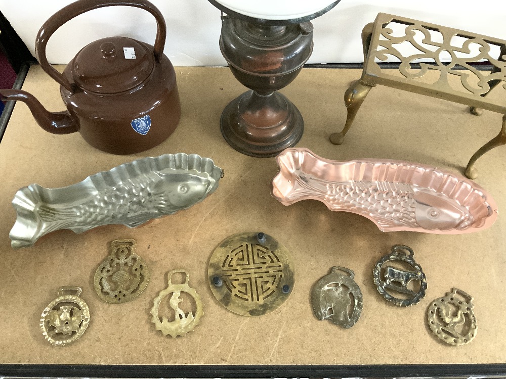 A BRASS OIL LAMP, BRASS TRIVET, AND OTHER METALWARE. - Image 3 of 6