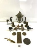 A PAIR OF CHINESE BRASS FOO DOGS, 10 CM, ORNATE BRASS DOOR KNOCKER, AND OTHER METAL ITEMS.
