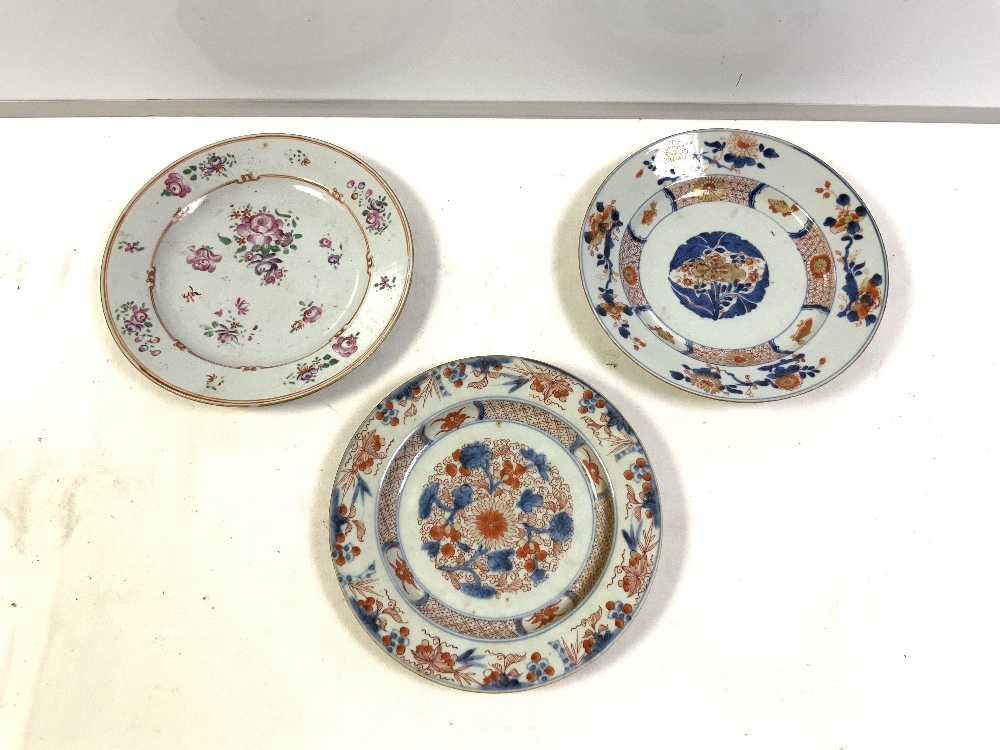 CHINESE PORCELAIN PLATES AND BOWLS, AND JAPANESE IMARI WALL PLATES. - Image 4 of 4