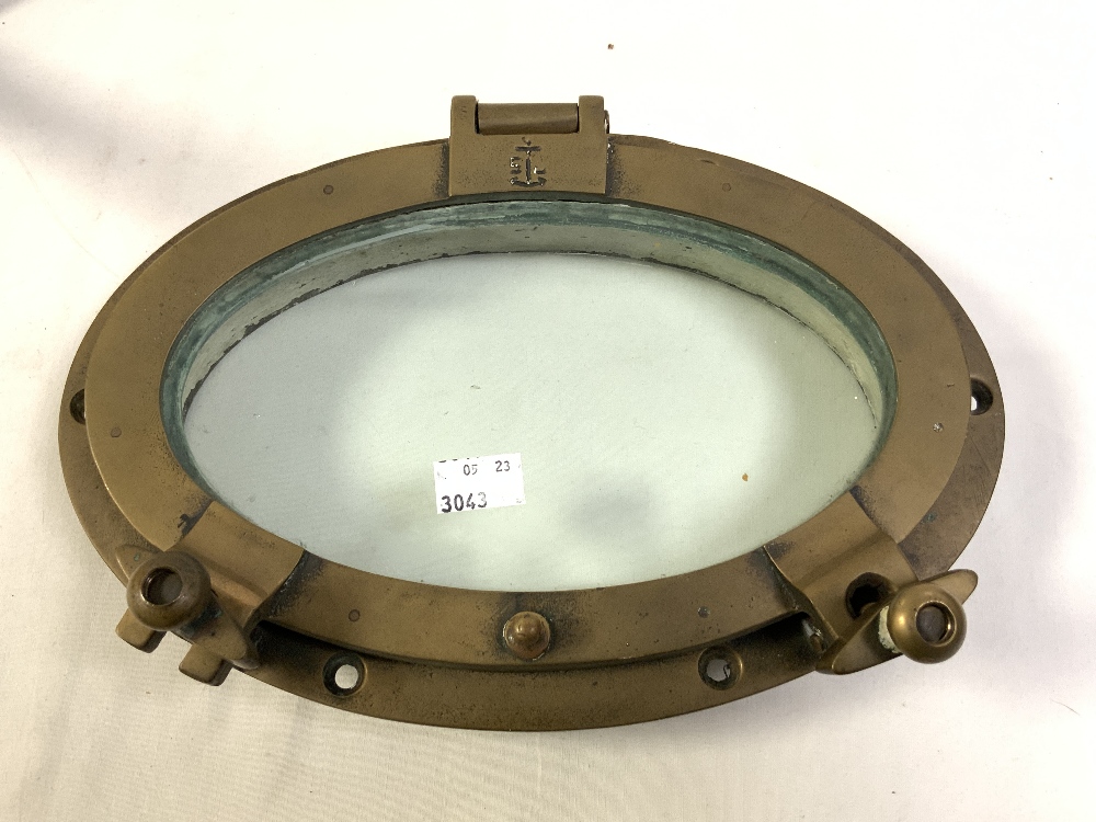 OLD BRONZE OVAL PORTHOLE WITH ANCHOR STAMP, 30X21 CMS, AND A MODERN BRONZE ANCHOR. - Image 2 of 6