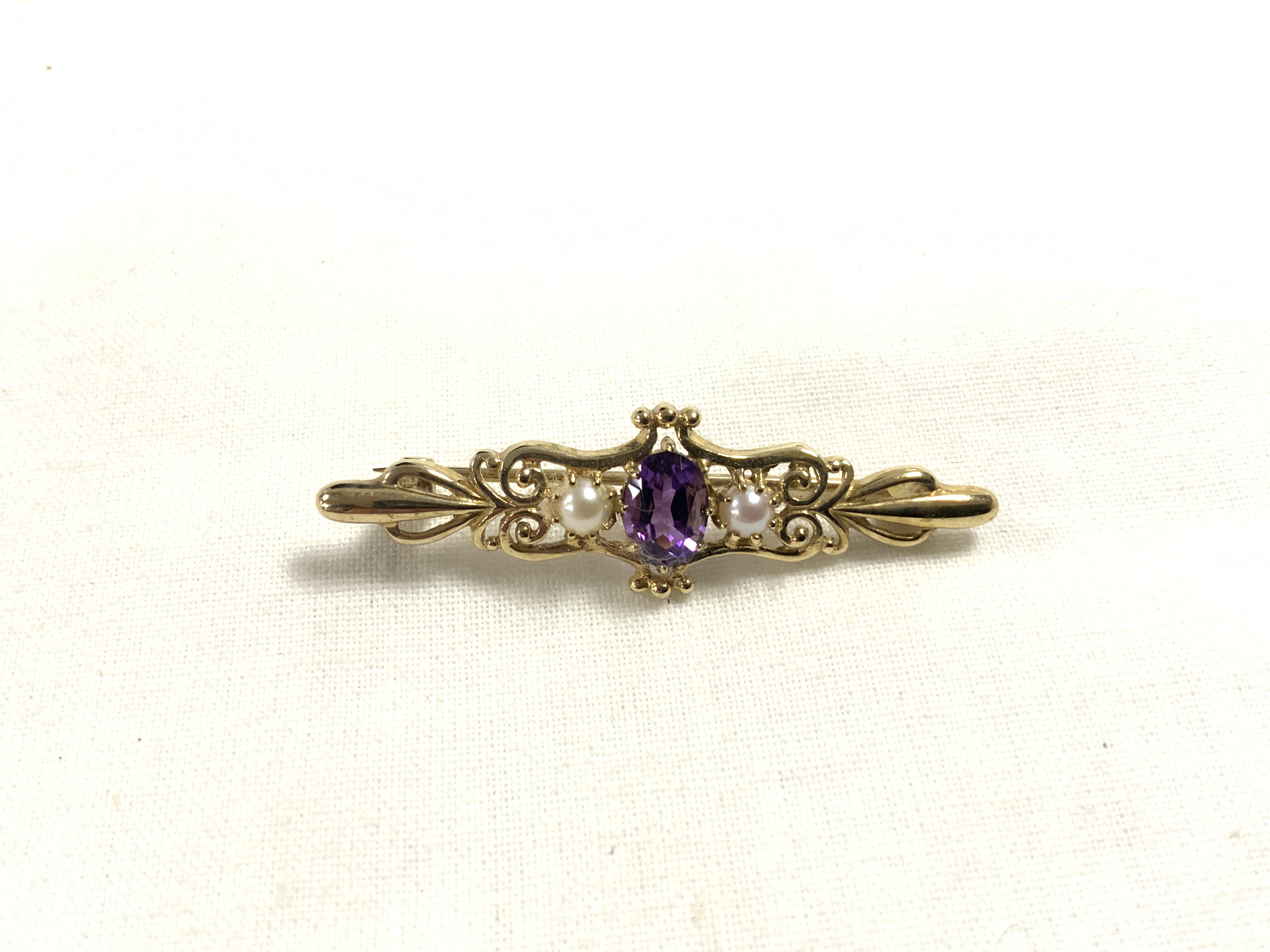 375 GOLD WITH PEARLS AND SINGLE AMETHYST STONE BROOCH