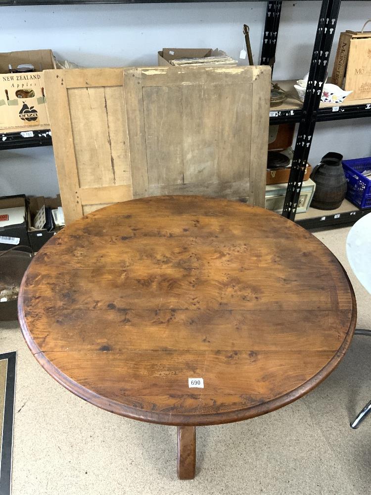 A FRENCH BURR ELM CIRCULAR EXTENDING DINING TABLE, 2 EXTRA LEAVES, 124 CMS, [2 LEAVES 75 CMS EACH].
