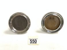 A PAIR OF HALLMARKED SILVER CIRCULAR PHOTO FRAMES WITH REEDED BORDERS, BIRMINGHAM 1918, NAPIER &