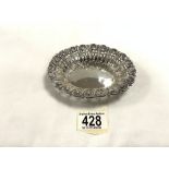 LATE VICTORIAN HALLMARKED SILVER PIERCED AND EMBOSSED OVAL BON BON DISH CHESTER DATED 1900 BY GEORGE