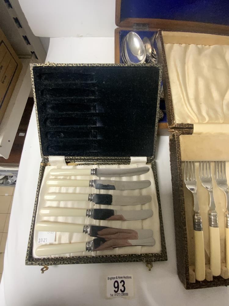 A QUANTITY OF KINGS PATTERN CUTLERY, CASED SET OF FISH EATERS IN CASE, AND TEA KNIVES IN CASE. - Image 5 of 5