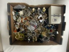 A QUANTITY OF COSTUME JEWELLERY.