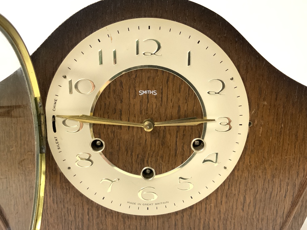 ENGLISH OAK CASED MANTEL CLOCK BY SMITHS WITH A WESTMINSTER CHIME WITH KEYS AND PENDULUM 23CM - Image 2 of 5