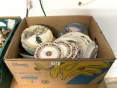 QUANTITY OF JAPANESE THEME WALL PLATES, PAIR PORCELAIN RIBBON PLATES, AND OTHER DECORATIVE PLATES.