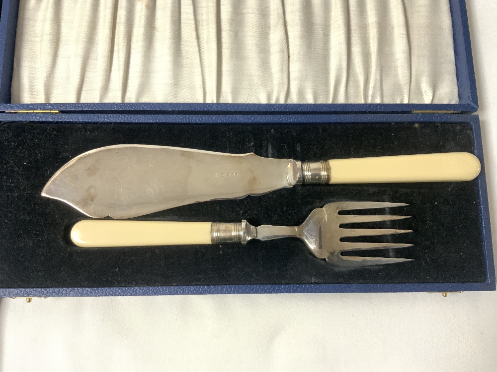 SET OF PLATED TEASPOONS, TONGS, AND SERVERS, A PAIR OF PLATED FISH SERVERS, AND A CARVING KNIFE - Image 3 of 5